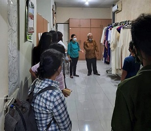 Pelajaran mengenal peralatan dan perlengkapan Ekaristi di ruang sakristi---